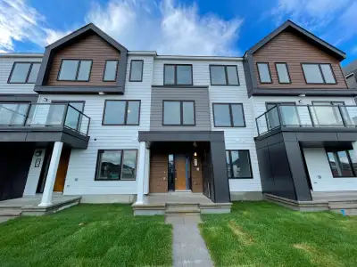 4 Bedrooms townhouse in the heart of Barrhaven. Steps from St Joseph's high school and the Barrhaven...