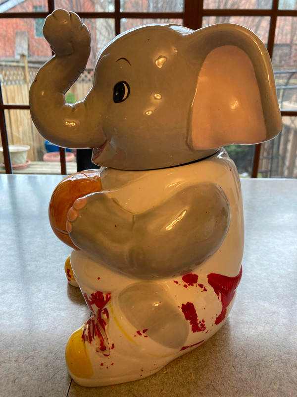 Vintage Baby Elephant Cookie Jar in Arts & Collectibles in City of Toronto - Image 2