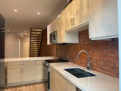 Beautiful/ 6 Bedroom 2Bath/ Prime Student Location