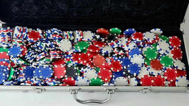 Poker Chips 450- Count Unmarked  in Hobbies & Crafts in City of Montréal - Image 10