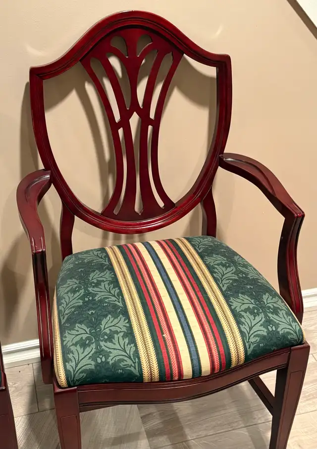 Solid Wood Dining Chairs – Set of 6 in Chairs & Recliners in Markham / York Region - Image 5