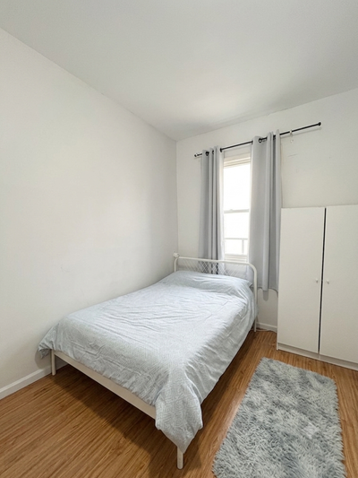 Located at College/Jarvis, steps to ttc/subway, shopping, walking distance to TMU/UofT. A suite room...