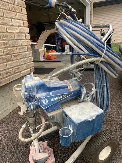 Grayco 395 Finish Pro airless sprayer with air assist HVLP. Complete with separate G40 spray gun and...