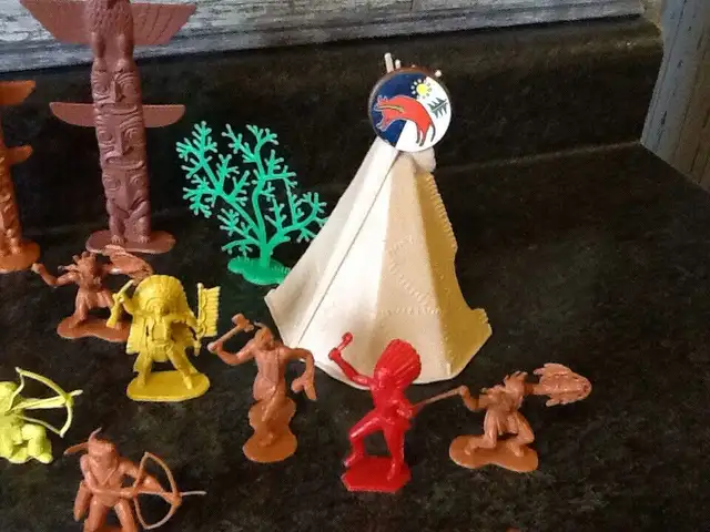 NORTH AMERICAN PLASTIC INDIANS X 20 PLUS ALL THE EXTRAS in Toys & Games in London - Image 4