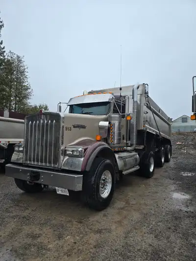 Beautiful W900 Kenworth with aluminum Raglan Box. Always well maintained, brand new clutch, new PTO,...