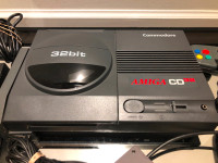 Commodore Amiga CD32 with 2 controller / Original power supply.