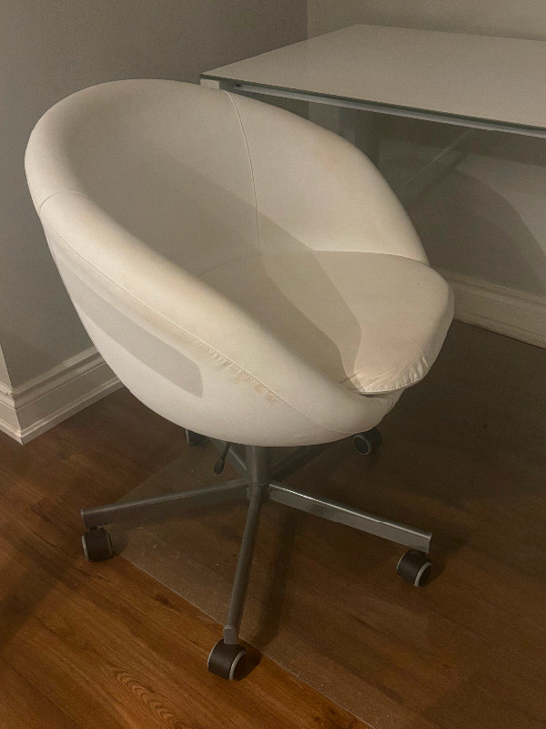Contemporary Swivel Desk Chair in Home Décor & Accents in Markham / York Region