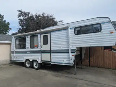 Well-maintained camping trailer with 1+2 beds, includes toilet, shower, and kitchenette. Seller loca...
