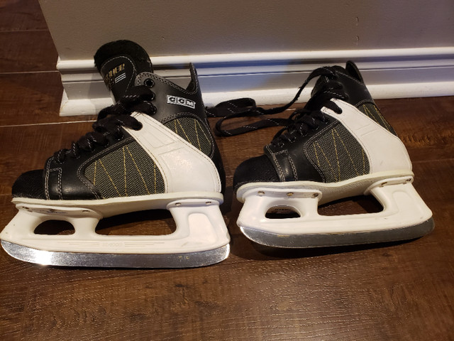 CCM intruder 55 skate. Size 4 in Hockey in Ottawa