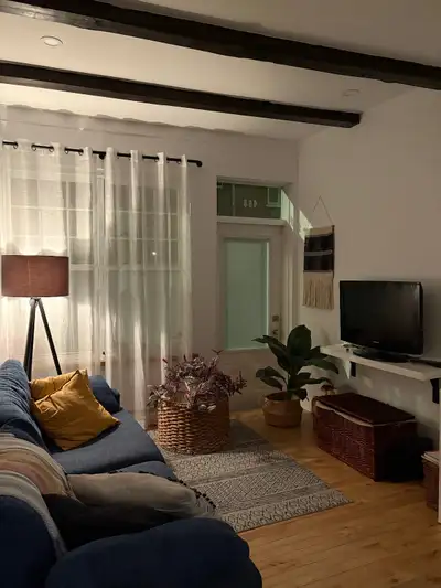 Appartement chaleureux et rénové avec goût. Situé rue de la Reine dans le quartier Saint-Roch, il of...