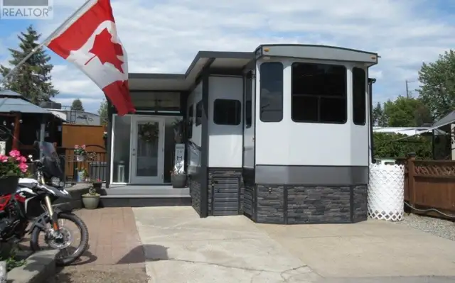 Beautiful vacation or full time residence in Kelowna.628657161706251213