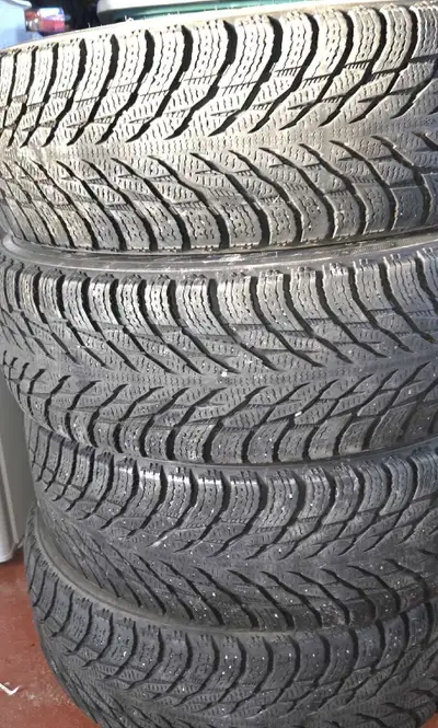 Je vends un ensemble de quatre pneus d'hiver Nokian Hakkapeliitta R, de dimensions 215/70R16. Ces pn...