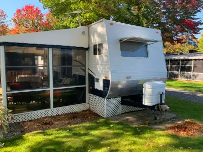 SUPERBE AUBAINE !!! Roulotte de parc Hornet 2007 et solarium Signature à vendre et à déménager. - gr...