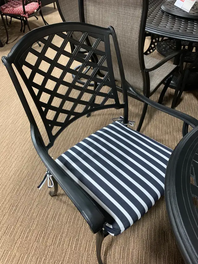 OUTDOOR OVAL PATIO TABLE & 4 CHAIRS in Patio & Garden Furniture in Oakville / Halton Region - Image 5