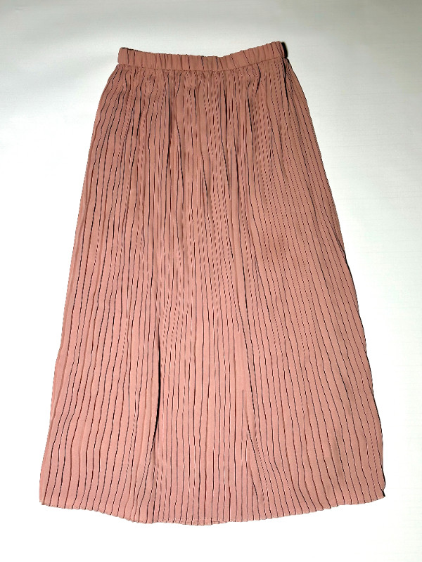 Uniqlo High Waisted Pleated Skirt Size Small in Women's - Dresses & Skirts in City of Toronto - Image 2