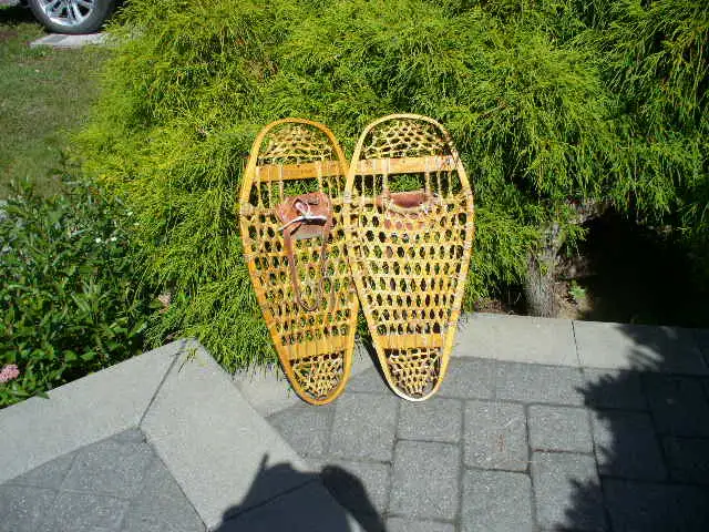 Raquettes a neige vintage en bois in Tennis & Racquet in Laval / North Shore - Image 6