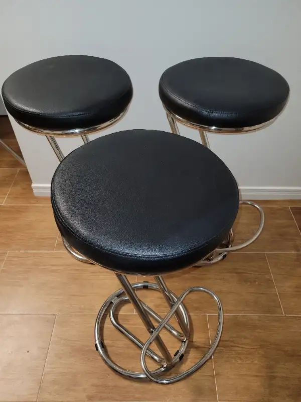 VINTAGE MCM/ART DECO BAUHAUS BLACK LEATHER CHROME BAR STOOLS in Chairs & Recliners in City of Toronto - Image 3