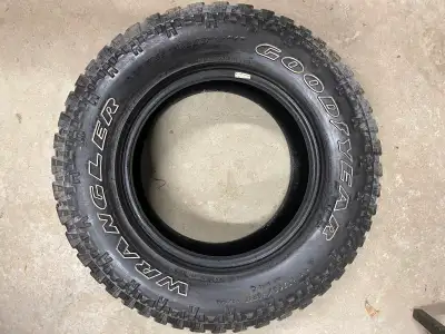1 pneu en bon état 265/70R17.