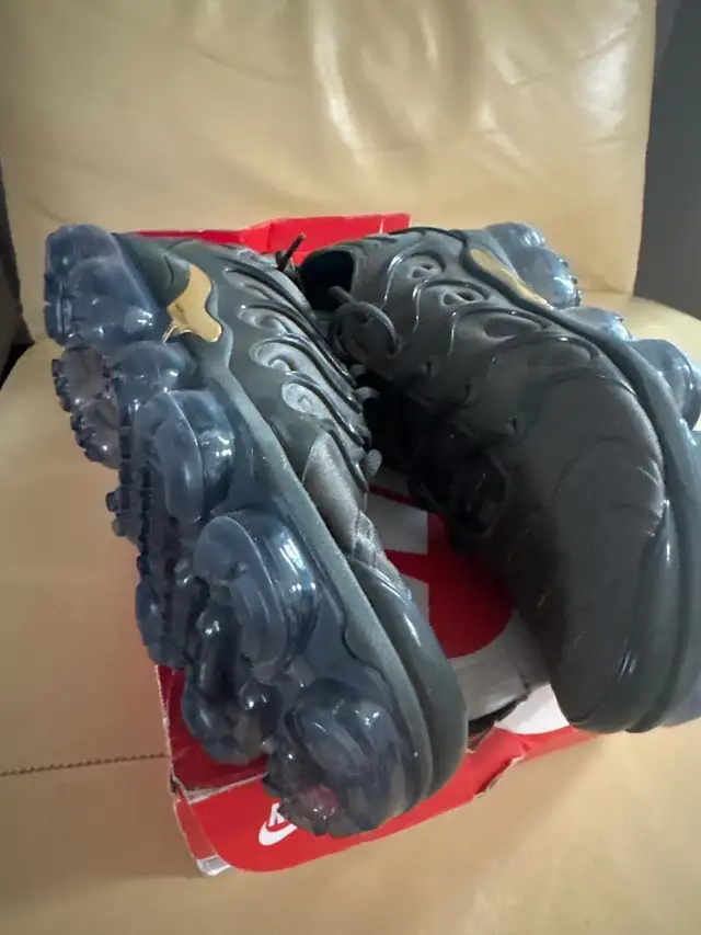 NIKE AIR VAPORMAX PLUS SIZE 11 in Men's Shoes in City of Toronto - Image 5