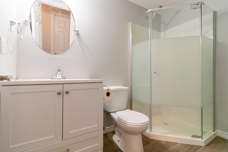 AVAILABLE NOW: Spacious & Clean 2-bdrm near Ritson & Adelaide 5