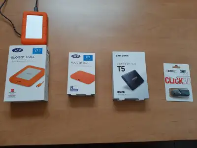 De gauche à droite : LaCie, HDD 2 TB USB-C Rugged neufs. L'emballage du 2e disque a été endommagé, j...