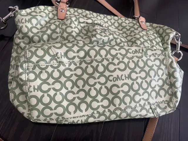 Coach Vintage Green Shoulder Bag in Women's - Bags & Wallets in Mississauga / Peel Region - Image 9