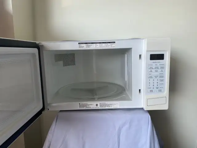 Selling LG Microwave (semi used) - $30 Cash Cobourg in Microwaves & Cookers in Peterborough - Image 3