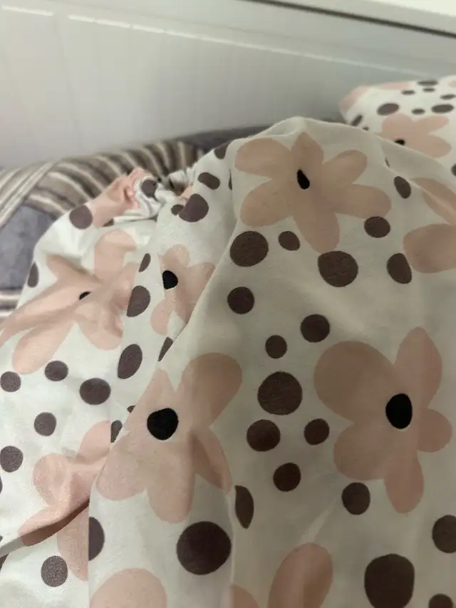 Floral Bedding set - Pink Flower & Dot Print (King size) in Bedding in Mississauga / Peel Region - Image 3