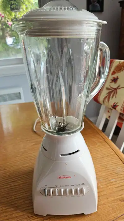 Mélangeur Sunbeam en tres bonne condition 25$ plus grille pain B&D 10$