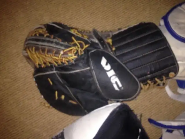 equipement gardien but hockey balle cosom gant jambière plastron in Other in Laval / North Shore - Image 8