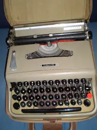 Olivetti Lettera 22 Portable Manual Typewriter