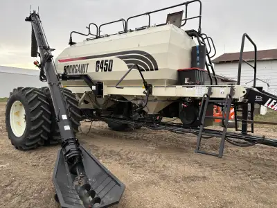 2011 L 450 seed cart, 3 tank metering, variable rate, 591 monitor, single fan, new fill auger motor,...