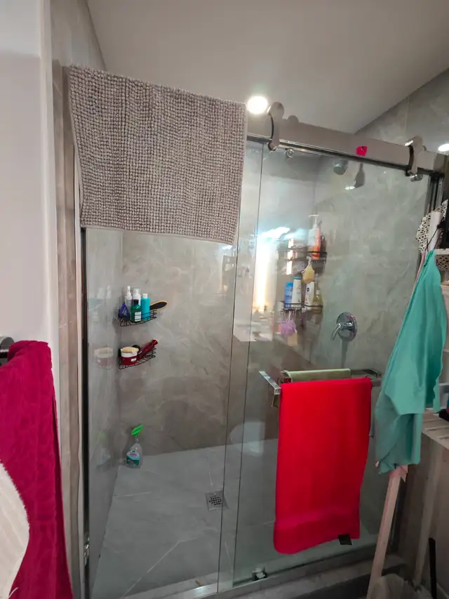 Two-level suite, Ground level living room, 2 basement bedrooms in Long Term Rentals in Mississauga / Peel Region - Image 15