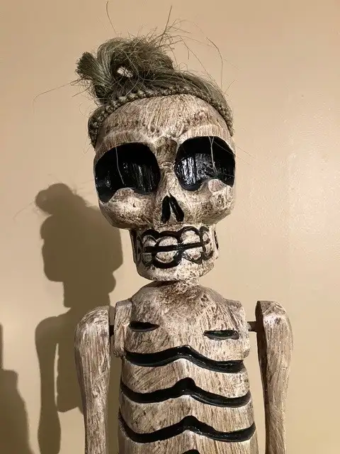 Tribal Skeleton Statue in Wood (Montréal H2M 2C9)