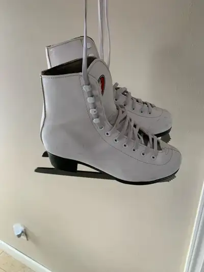 Hespeler Girls Figure Skates (Size US J4)., View more