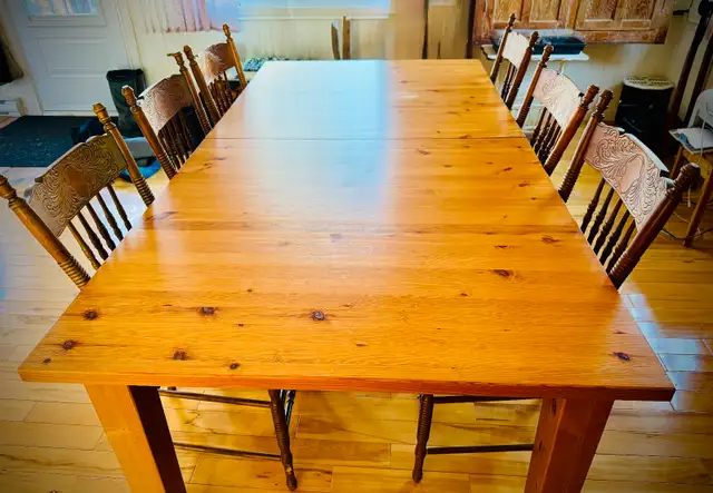 Grande table et chaises in Dining Tables & Sets in Longueuil / South Shore - Image 2