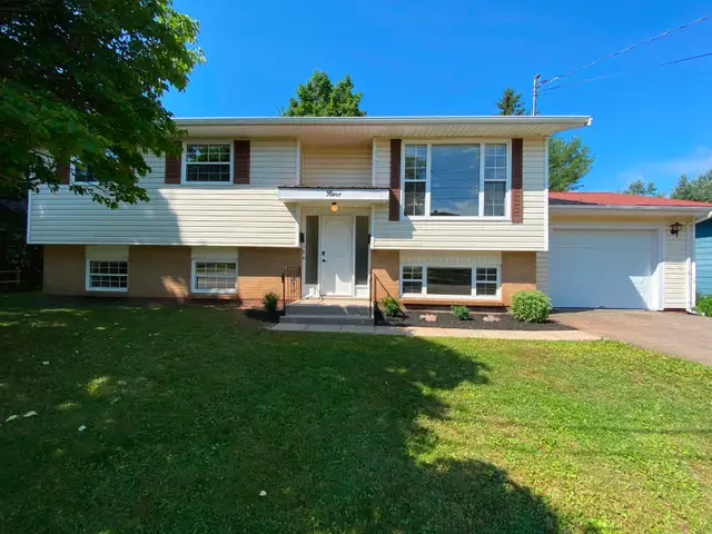 Beautiful 3 Bedroom, 1 Bath Upper Duplex in C'Town (near UPEI)