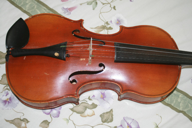 Old violin in String in Lethbridge - Image 3