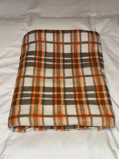 SINGLE: - Tan & Orange Fleece Comforter/ Duvet Cover $15.00 DOUBLE: - 2 White Duvet Covers $15.00 ea...