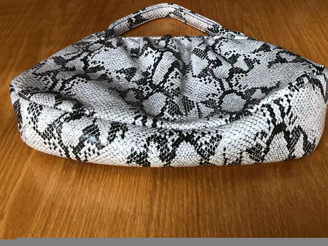 Vintage Guarantee Handbags Co. Snakeskin Purse Handbag in Women's - Bags & Wallets in Kitchener / Waterloo - Image 7