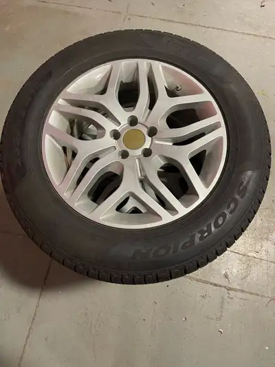 Pirelli Scorpion Winter tires and wheels on rims with good tread. P235 65 R18
