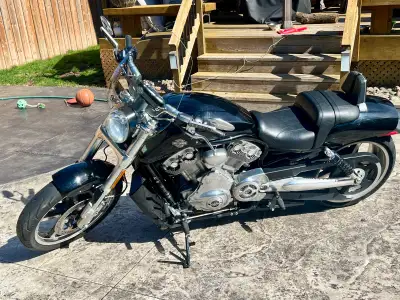 2012 Vrod Muscle 9114 Km Custom exhaust-Vance&Hines Fuel Pack Removable windscreen