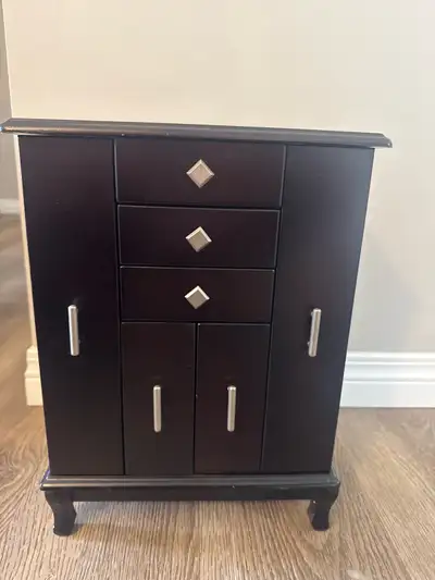 Wooden jewelry box. Excellent condition. $20 OBO