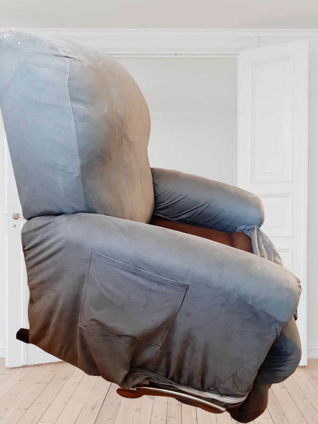 Oversized Rocker Recliner with Cover, Chair, Sofa, Chesterfield, in Chairs & Recliners in City of Toronto - Image 3