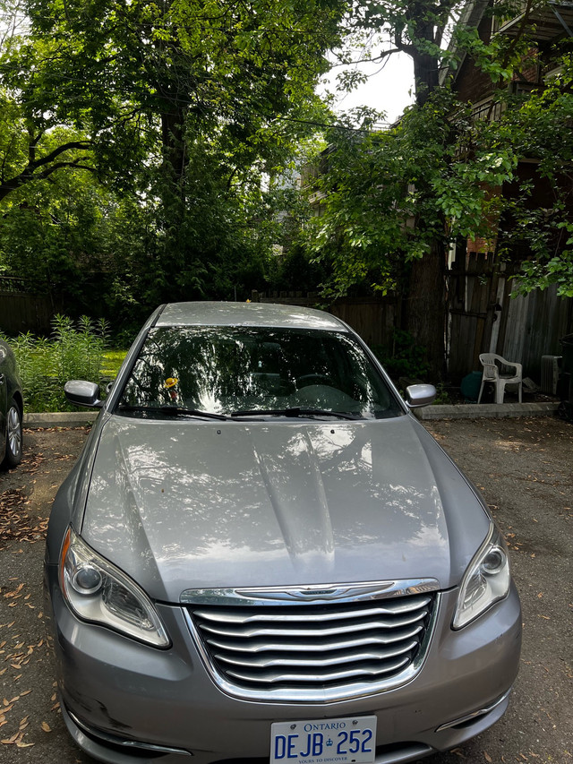 2013 Chrysler 200 mind condition low mileage in Cars & Trucks in City of Toronto - Image 4
