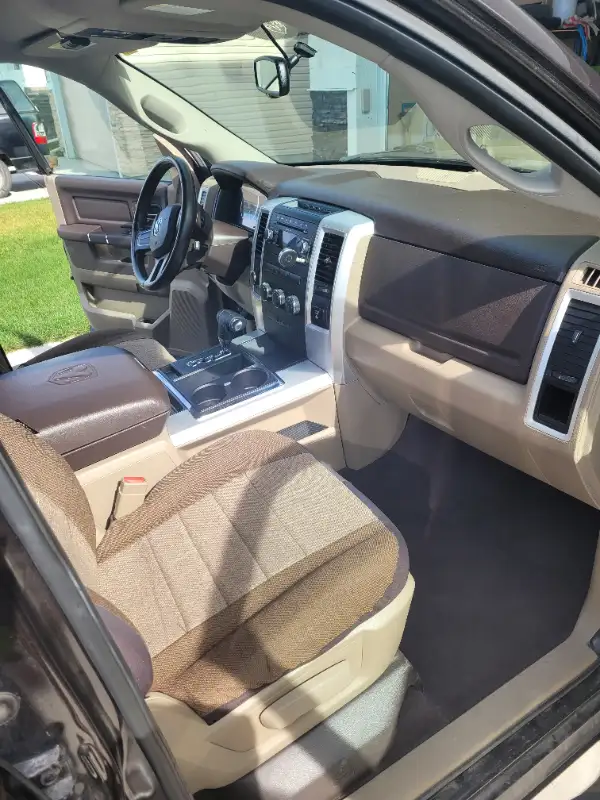 2011 Dodge Ram 1500 4x4 SLT Quad Cab MINT INTERIOR in Cars & Trucks in Calgary - Image 6