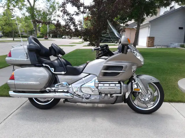 2003 Honda Goldwing in Touring in Calgary - Image 2