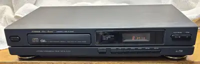 Listen to your favourite albums with this used FISHER Studio-Standard AD-738 CD Player, a vintage pi...