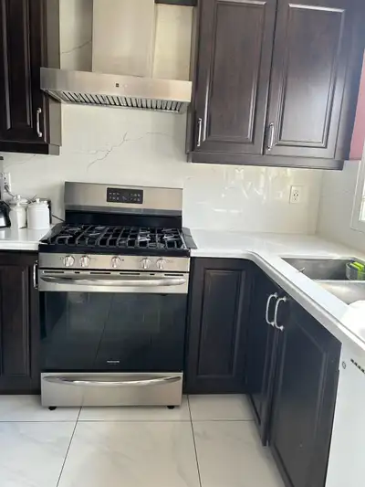 Shared Room Main Floor/ Female only(Working/Student)/ No lease