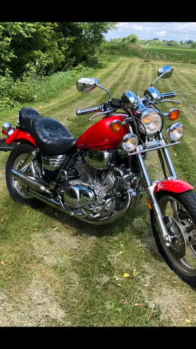 Tu veux une ultra belle virago. Yamaha Virago 1100 1995 71000 kM couleur rouge métallique ultra prop...